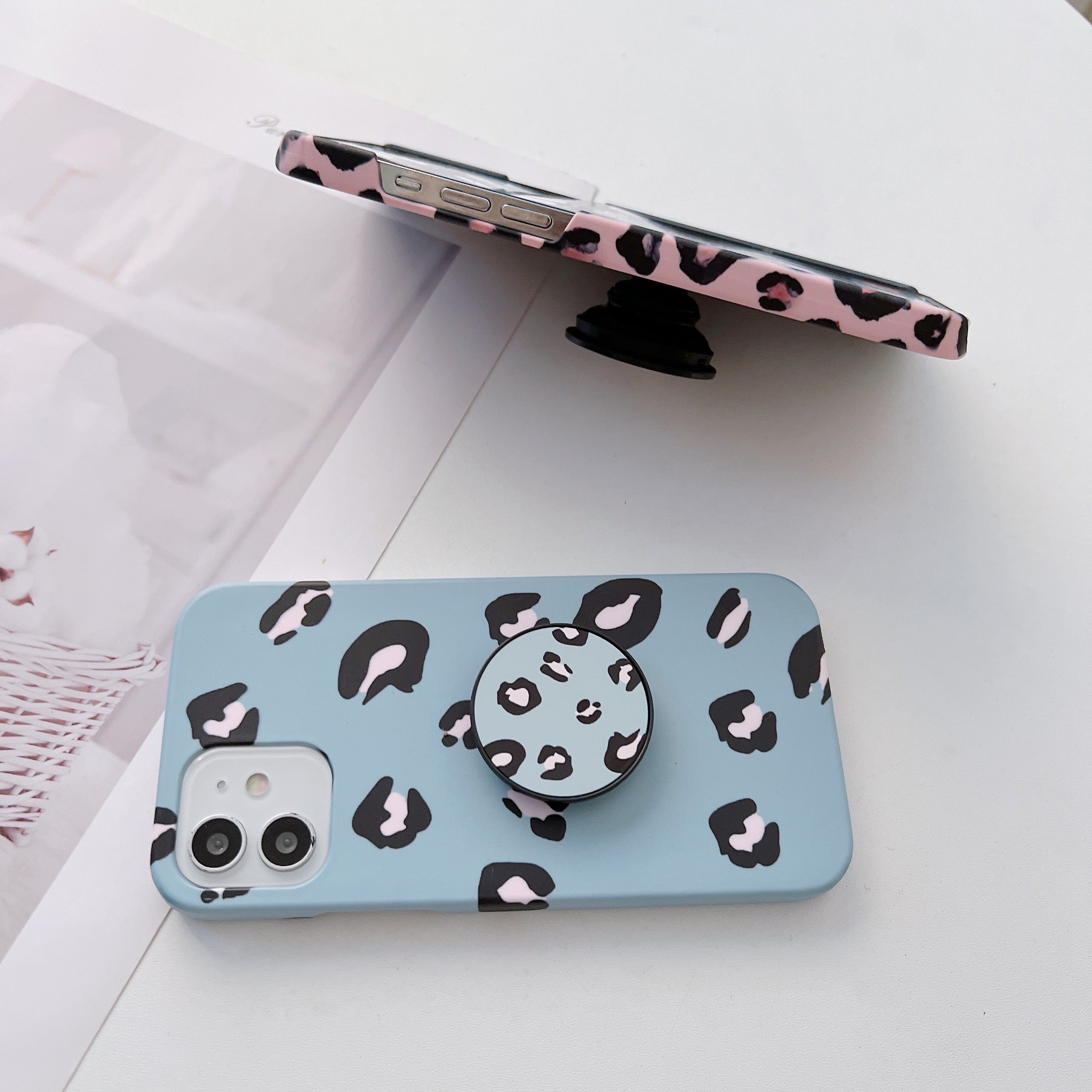 The Leopard Family Slim Case Cover With Holder - Kalakaar Indiaa